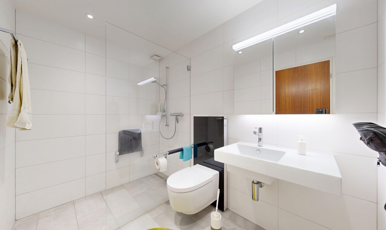 bad mit dusche, komplettes badezimmer, tile wall, fliesenwand, und schminktisch