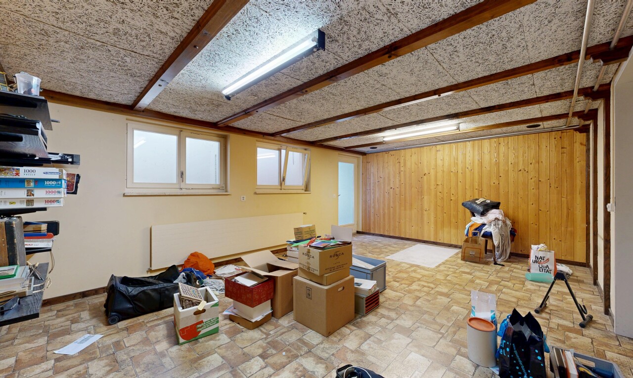 fitnessstudio mit inside property, holzwand, wood wall, sockelleisten, und baseboards wall