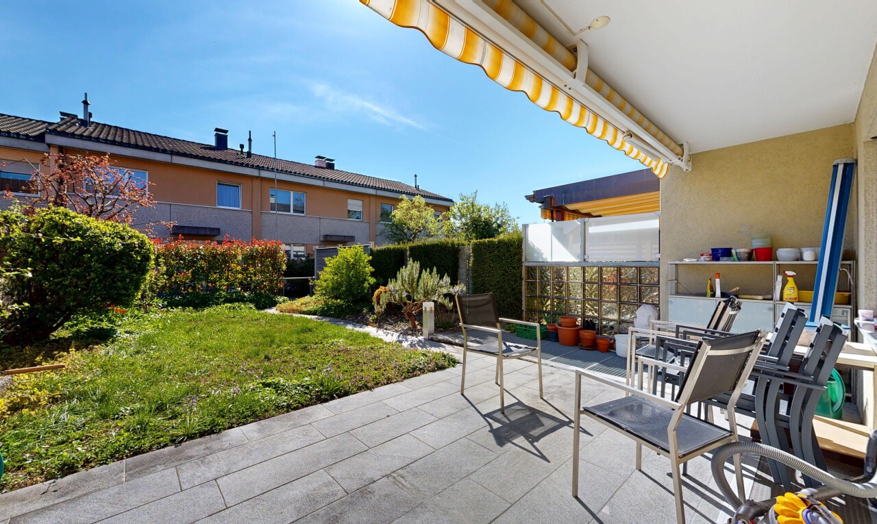 terrasse mit markise, rasen, day time, terrasse, und essbereich im freien