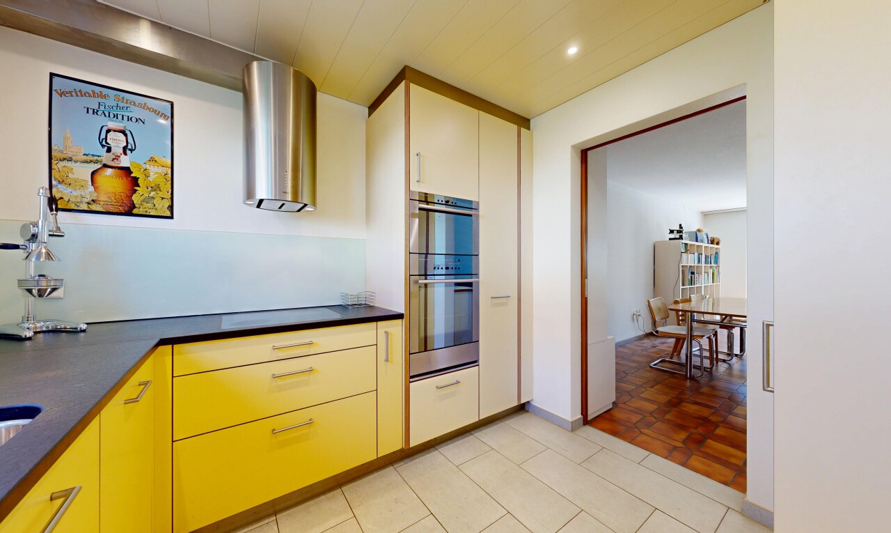 küche mit arbeitsplatten, dark countertops, inside property, dunstabzugshaube, und light floor