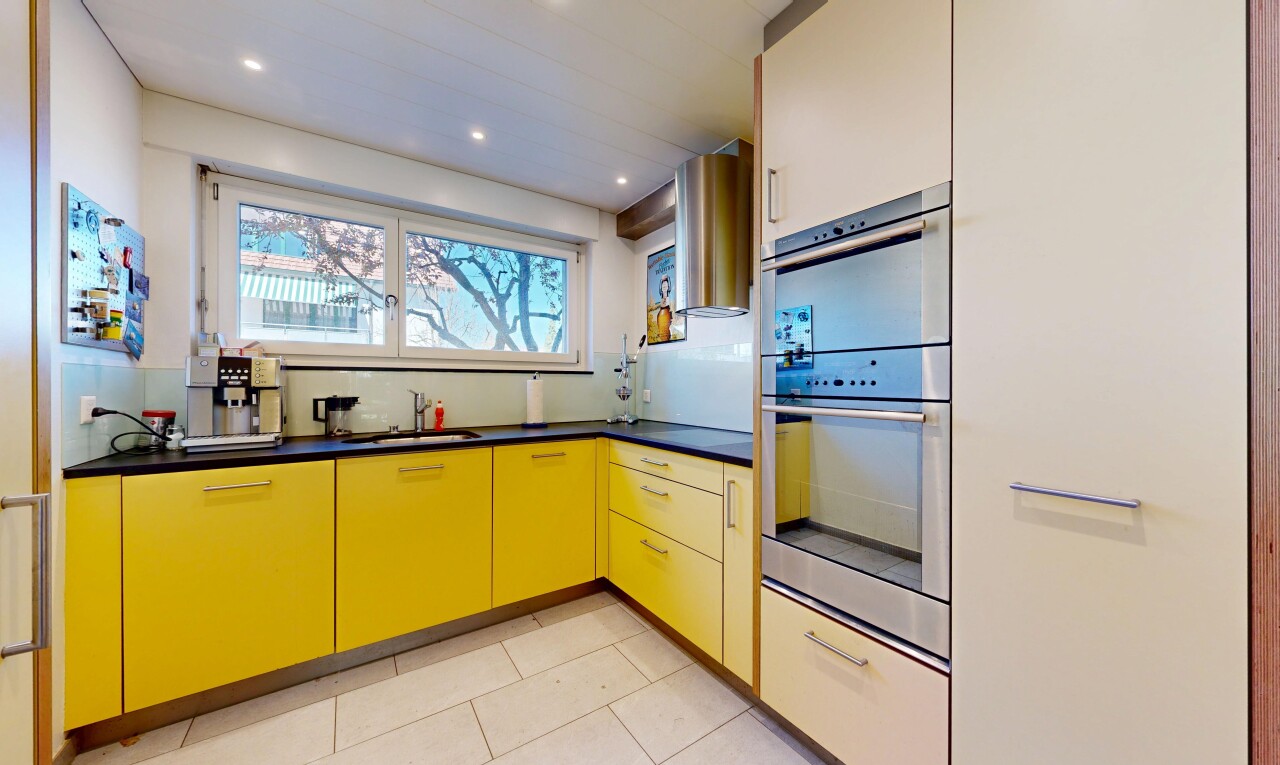küche mit light floor, dark countertops, arbeitsplatten, dunstabzugshaube, und natural light