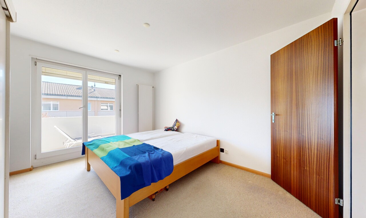 zimmer / schlafzimmer mit carpet, teppich, inside property, baseboards wall, und sockelleisten