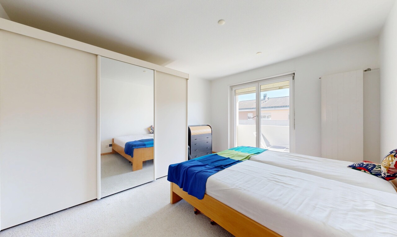 zimmer / schlafzimmer mit drywall, gipskartonwand, carpet, teppich, und natural light