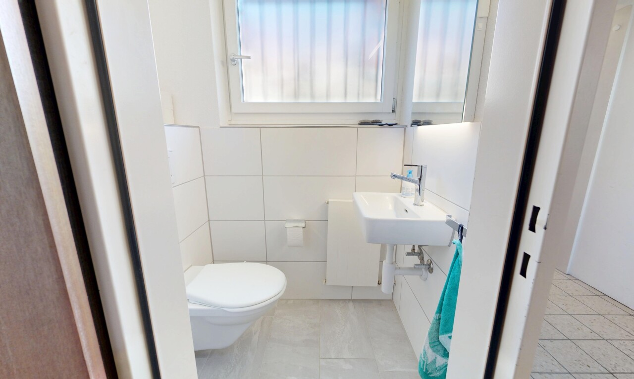 bad mit gäste-wc, toilette, inside property, waschbecken, und fliesenwand