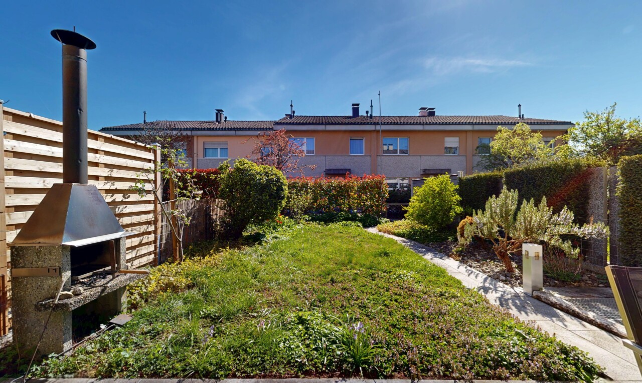 garten mit day time und zaun