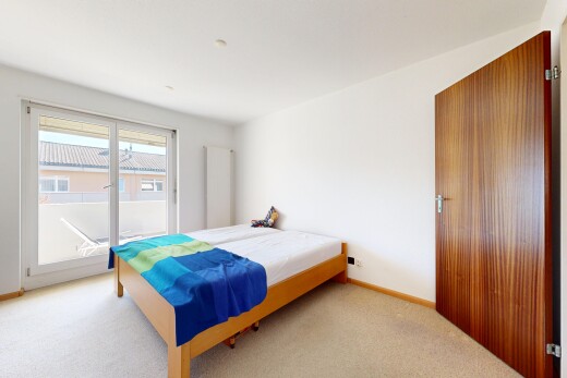 zimmer / schlafzimmer mit carpet, teppich, inside property, baseboards wall, und sockelleisten