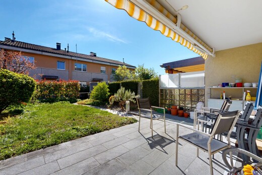 terrasse avec auvent, pelouse, day time, terrasse, et coin repas extérieur