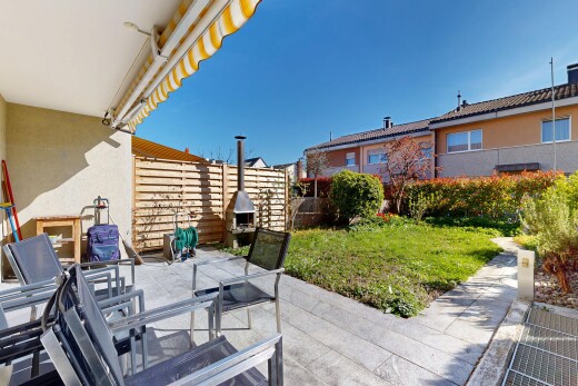 terrasse mit day time, zaun, terrasse, rasen, und from property