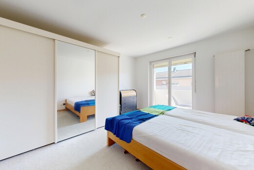 chambre avec drywall, cloison sèche, carpet, moquette, et natural light