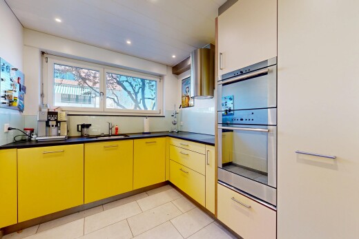 küche mit light floor, dark countertops, arbeitsplatten, dunstabzugshaube, und natural light