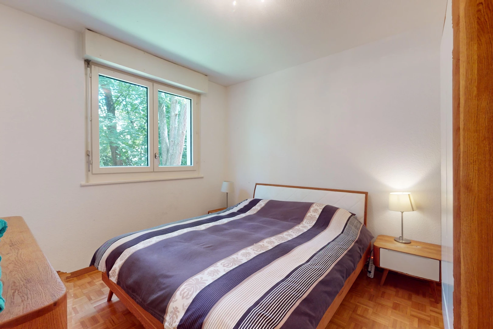 zimmer / schlafzimmer mit parkettboden und natürliches licht