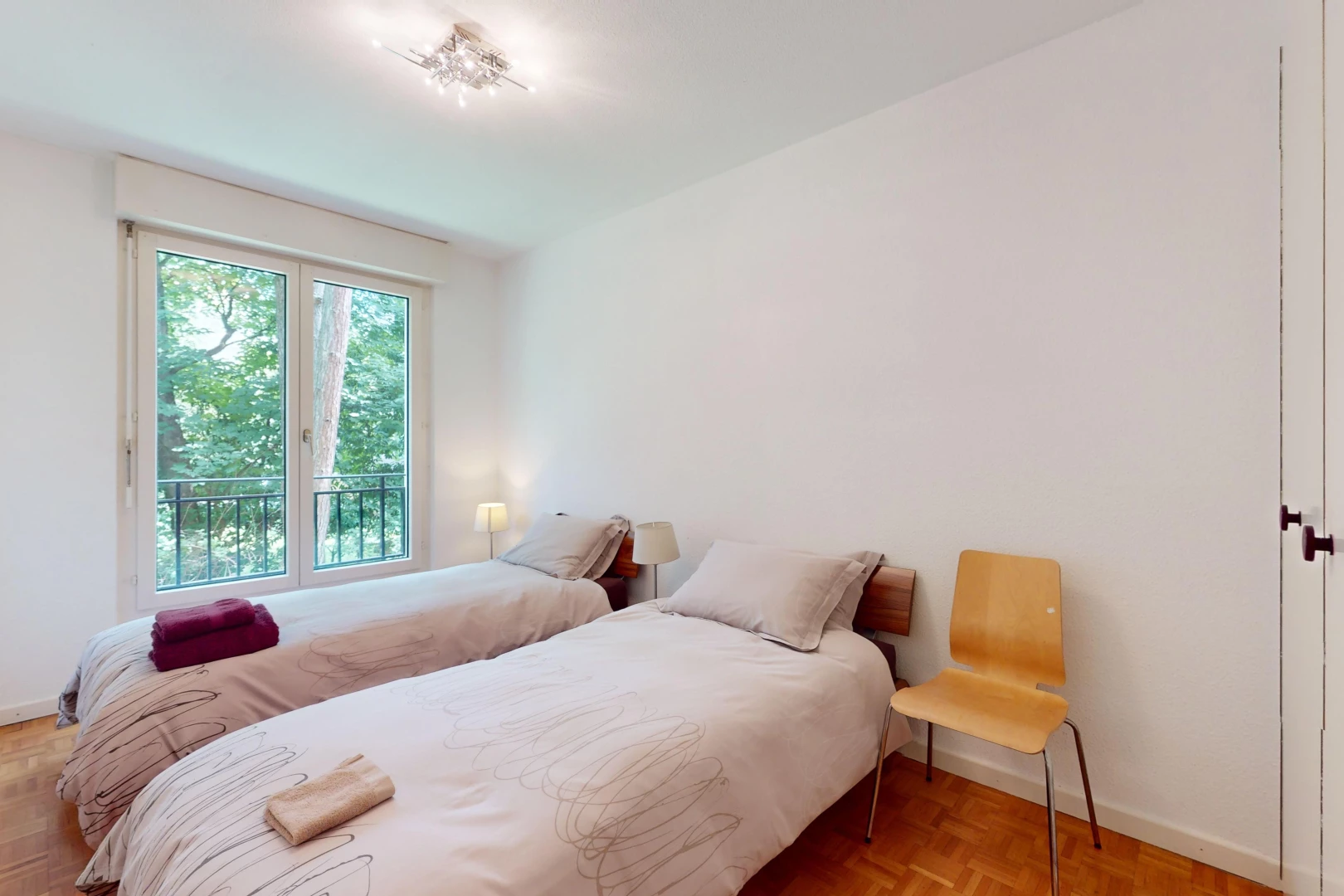 zimmer / schlafzimmer mit parkettboden und natürliches licht