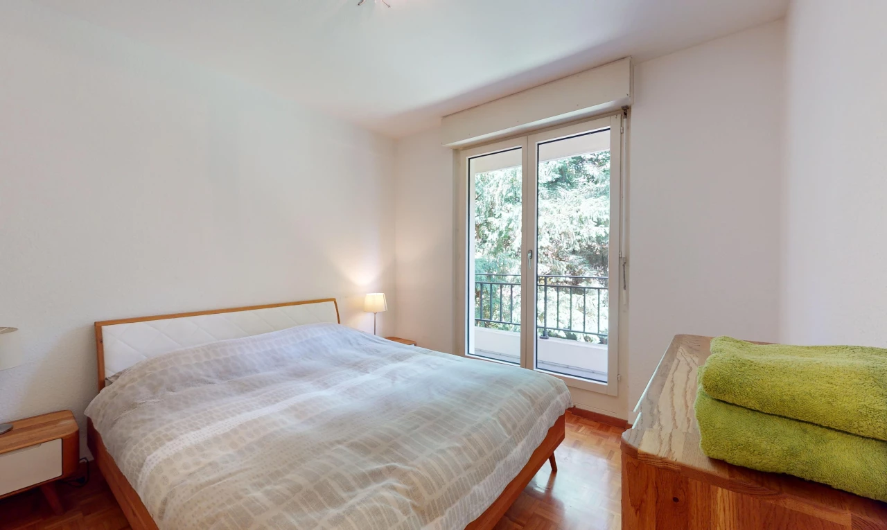 zimmer / schlafzimmer mit parkettboden, außenzugang, und natürliches licht