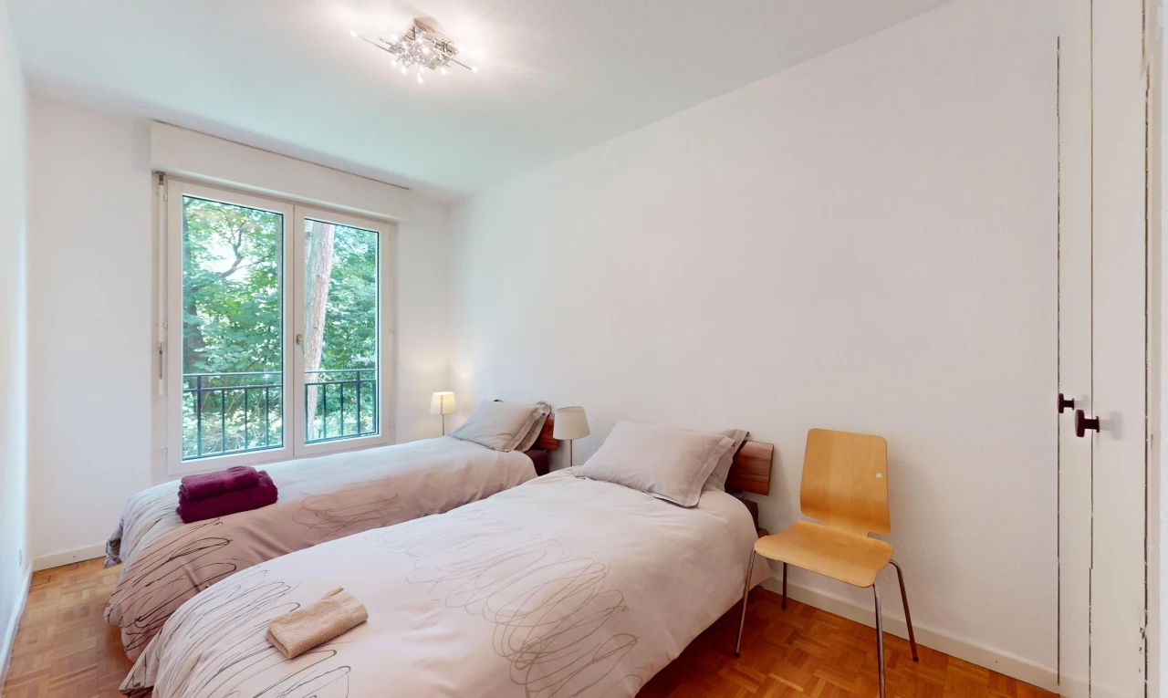 zimmer / schlafzimmer mit parkettboden und natürliches licht