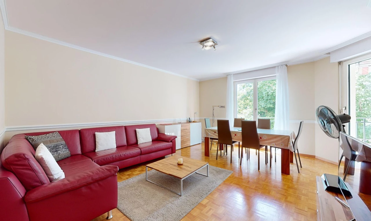 wohn- / esszimmer mit kronenformung, parkettboden, und natürliches licht