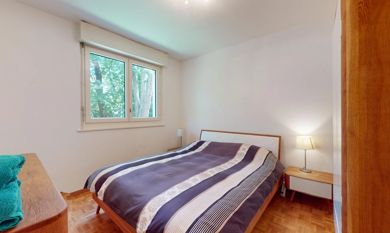 zimmer / schlafzimmer mit parkettboden und natürliches licht