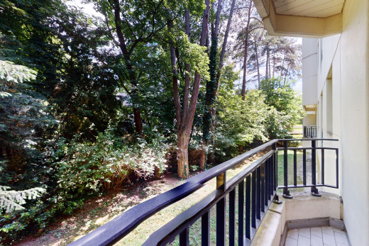 balkon mit balkon und waldblick