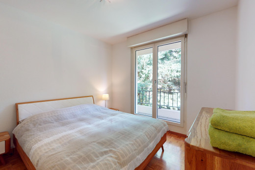 zimmer / schlafzimmer mit parkettboden, außenzugang, und natürliches licht