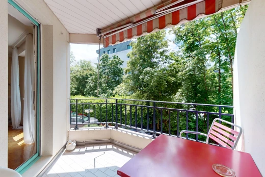 balcon avec vue sur la forêt et balcon
