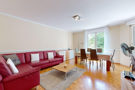 wohn- / esszimmer mit kronenformung, parkettboden, und natürliches licht