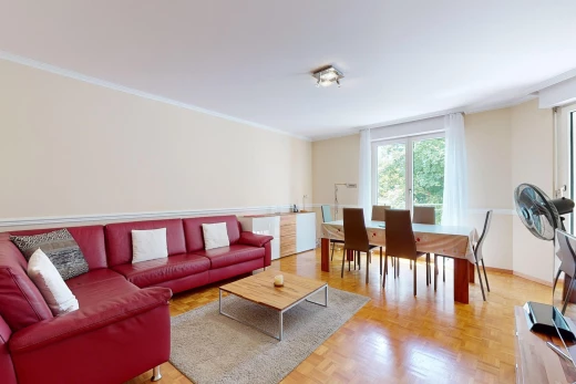 salon / salle à manger avec moulûres, parquet, et lumière naturelle