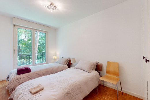 zimmer / schlafzimmer mit parkettboden und natürliches licht