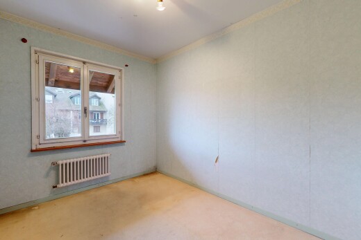 pièce vide avec radiateur, lumière naturelle, natural light, inside property, et moquette