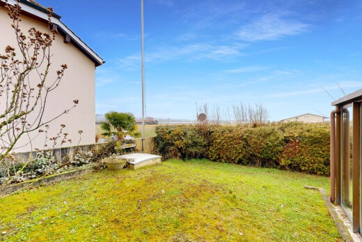 jardin avec from property, pelouse, clôture, et day time