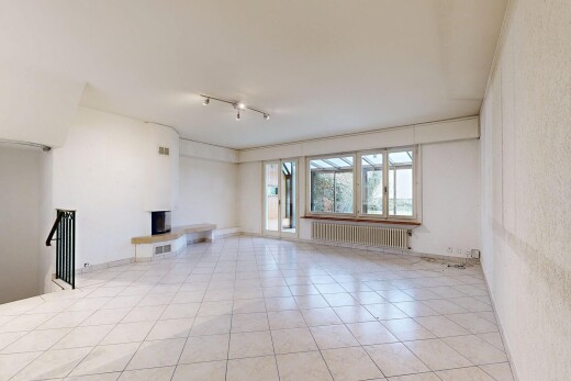 pièce vide avec inside property, radiateur, lumière naturelle, natural light, et sol en carrelage