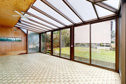 terrasse avec inside property, ventilateur de plafond, véranda, et pergola