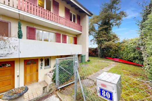 façade avec bardage en stuc, portail, et clôture