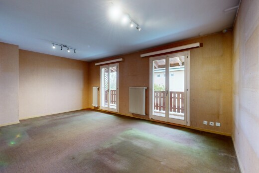 pièce vide avec radiateur, éclairage sur rail, track lighting, inside property, et moquette