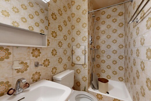 salle de bains avec évier, salle de bain complète, inside property, miroir, et toilette
