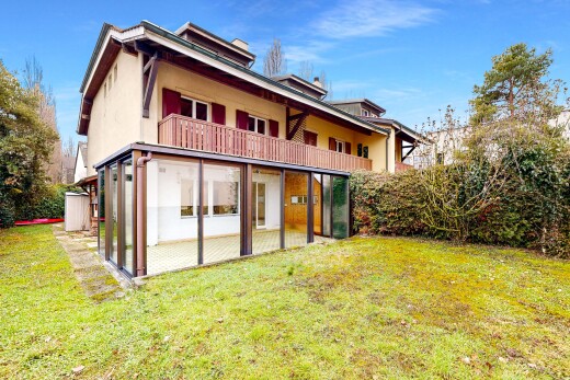 façade avec pelouse, property visible, terrasse, day time, et balcon