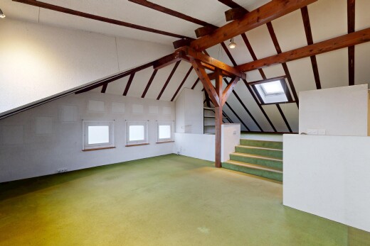 escaliers avec inside property, lumière naturelle, natural light, puits de lumière, et moquette