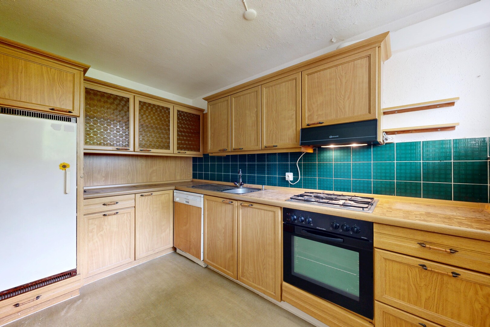 cuisine avec four, armoires avec moulures, crown molding cabinets, étagères ouvertes, et open shelves