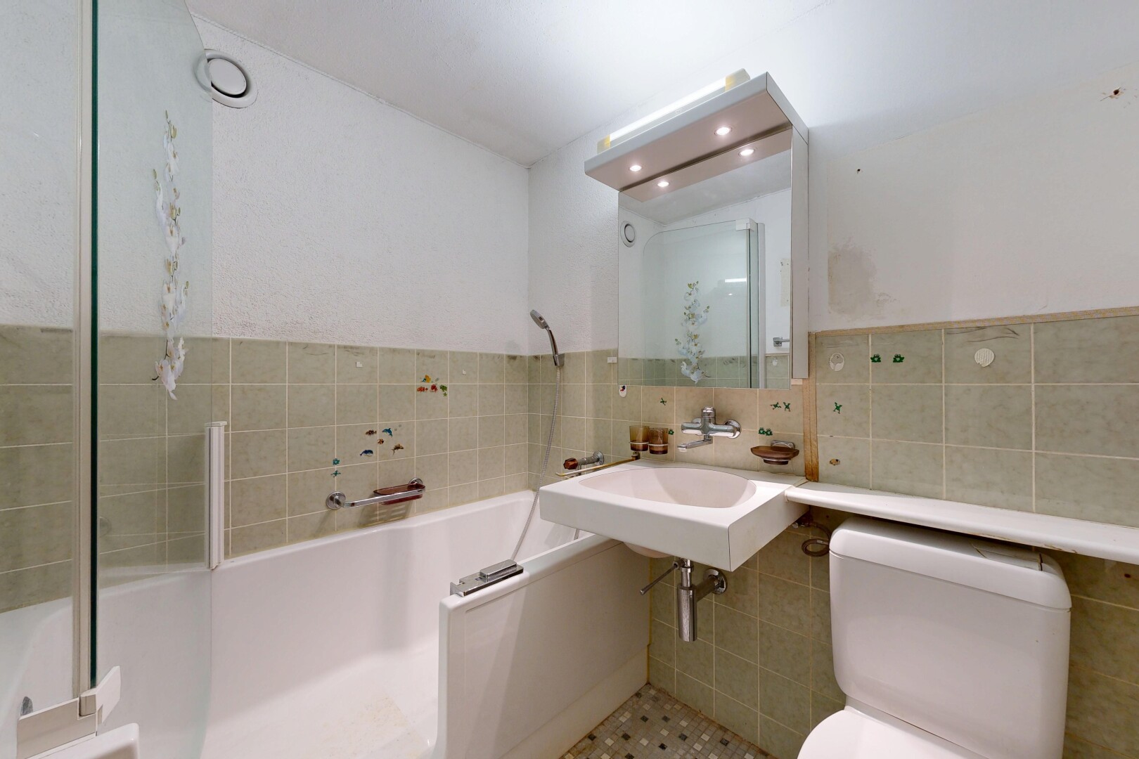 salle de bains avec bain, salle de bain complète, toilette, miroir, et inside property