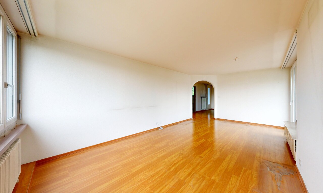 pièce vide avec passages en arc, sol en finition bois, wood finish floor, inside property, et cloison sèche