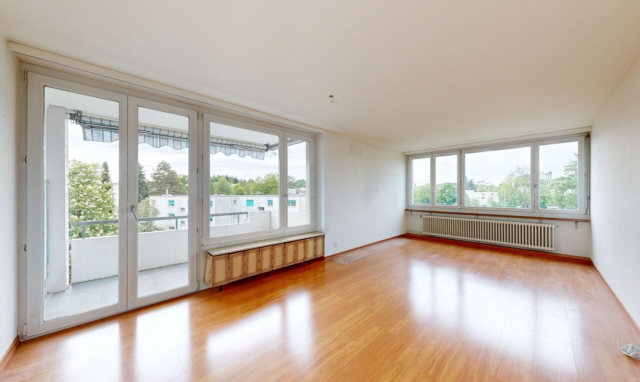 pièce vide avec sol en finition bois, wood finish floor, radiateur, overcast, et inside property