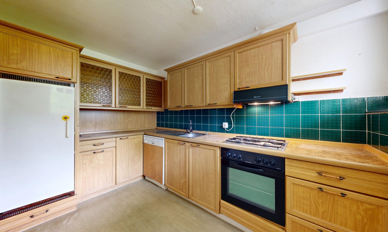 cuisine avec four, armoires avec moulures, crown molding cabinets, étagères ouvertes, et open shelves