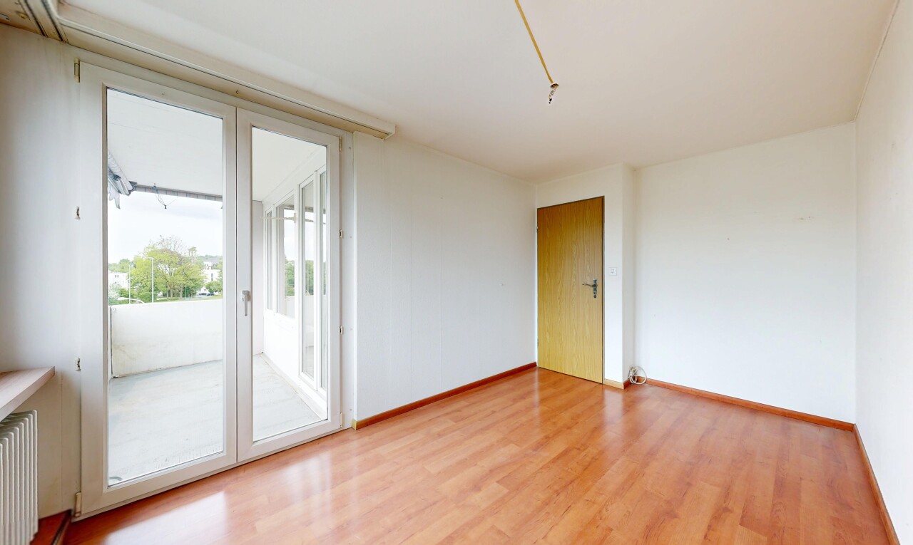 pièce vide avec sol en finition bois, wood finish floor, lumière naturelle, natural light, et cloison sèche