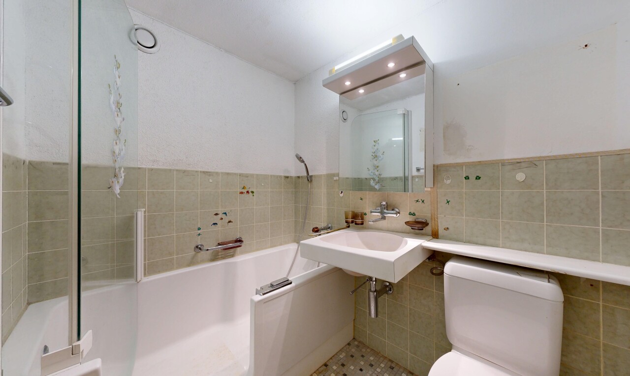 salle de bains avec bain, salle de bain complète, toilette, miroir, et inside property