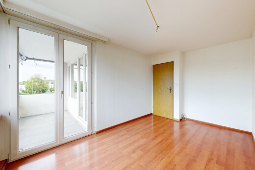 pièce vide avec sol en finition bois, wood finish floor, lumière naturelle, natural light, et cloison sèche