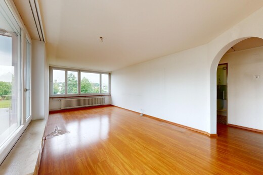 leerer raum mit gewölbte gehwege, inside property, holzfußboden, wood finish floor, und gipskartonwand
