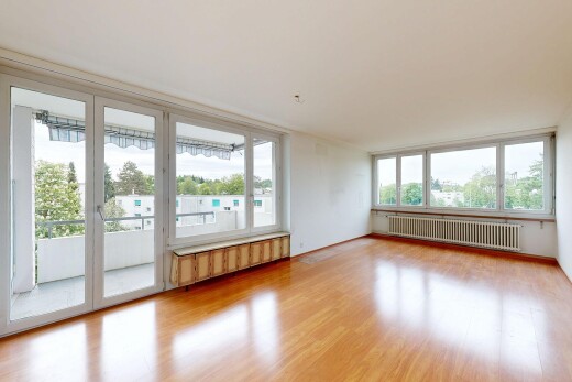 pièce vide avec sol en finition bois, wood finish floor, radiateur, overcast, et inside property
