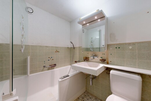 bad mit bad, komplettes badezimmer, toilette, spiegel, und inside property