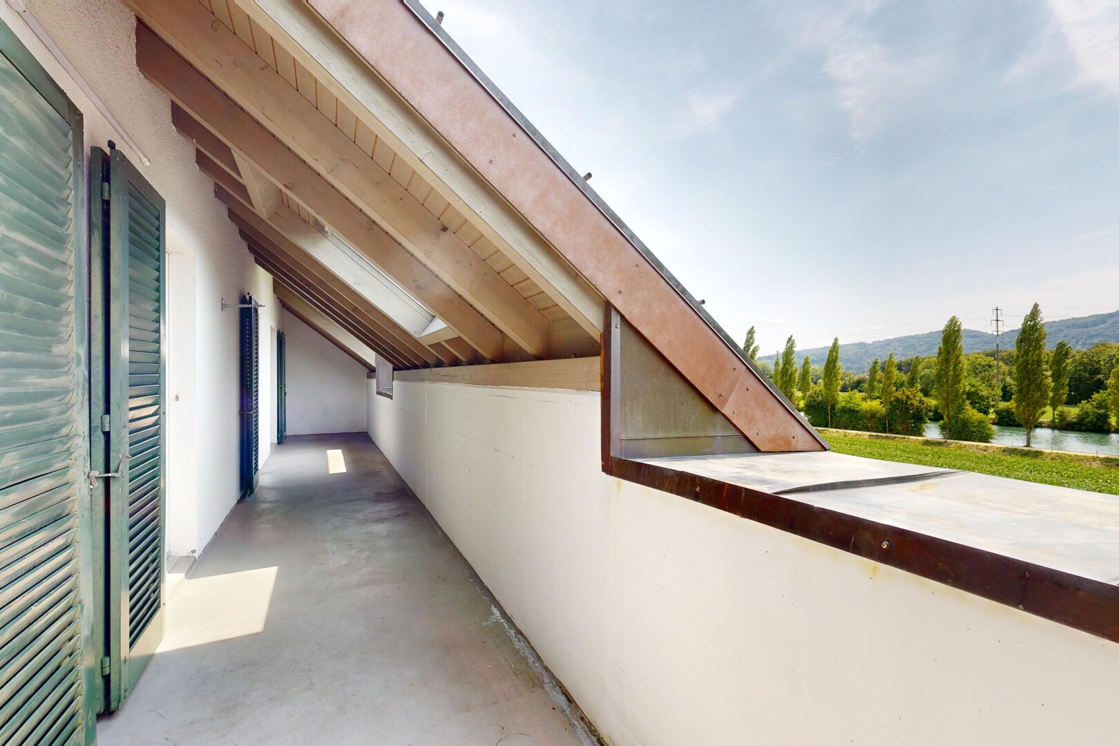 terrasse avec day time, water view, vue sur l'eau, et from property