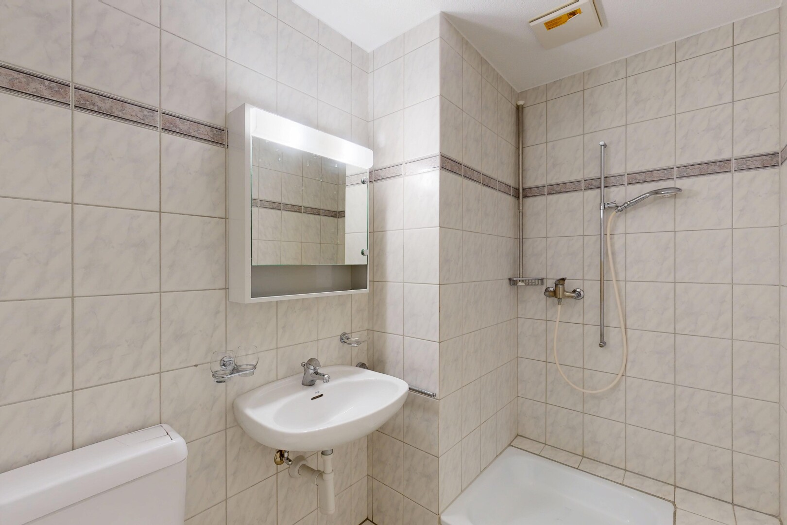 salle de bains avec tile wall, mur en carrelage, inside property, douche, et salle de bain complète