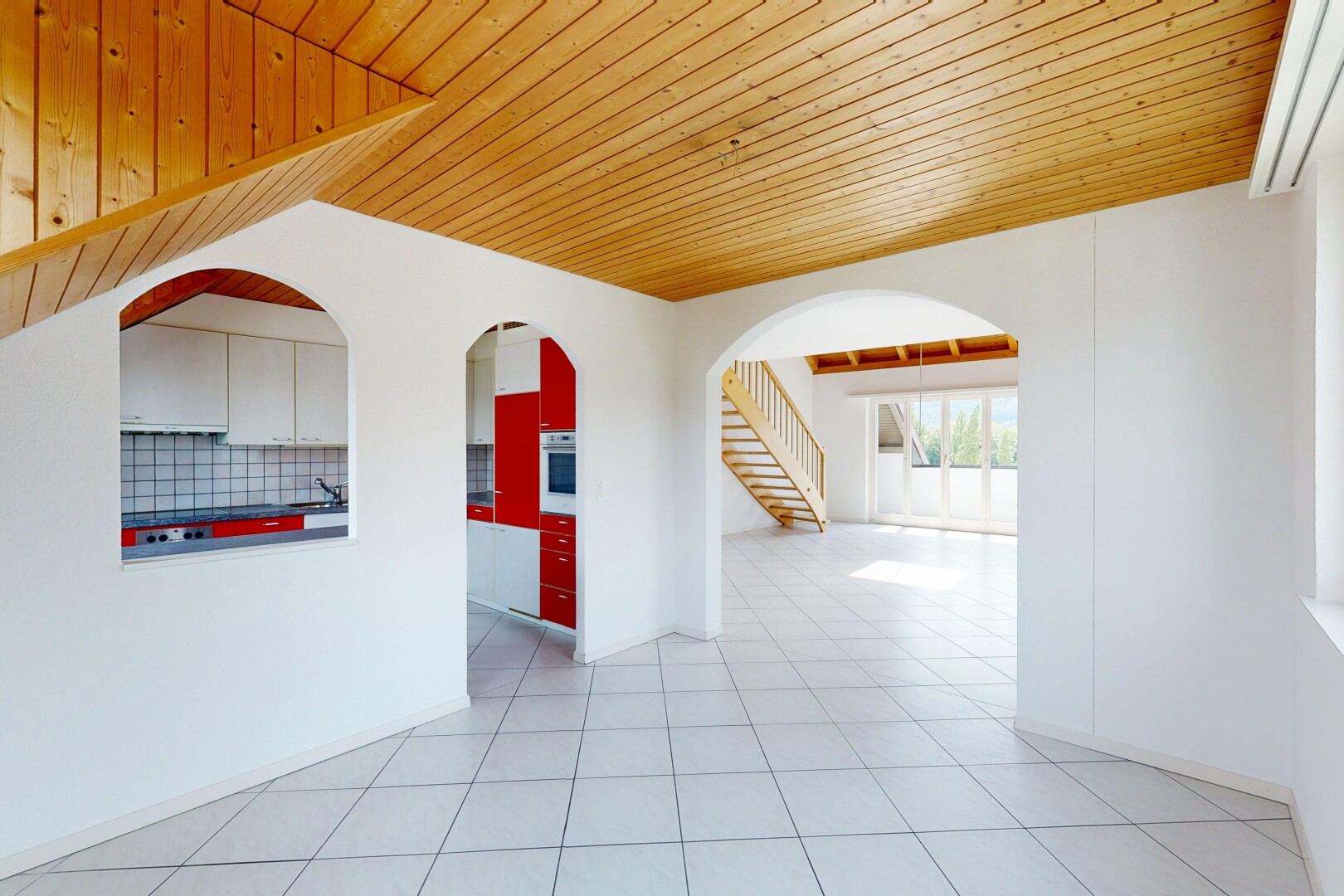 pièce vide avec passages en arc, inside property, escaliers, wood ceiling, et plafond en bois