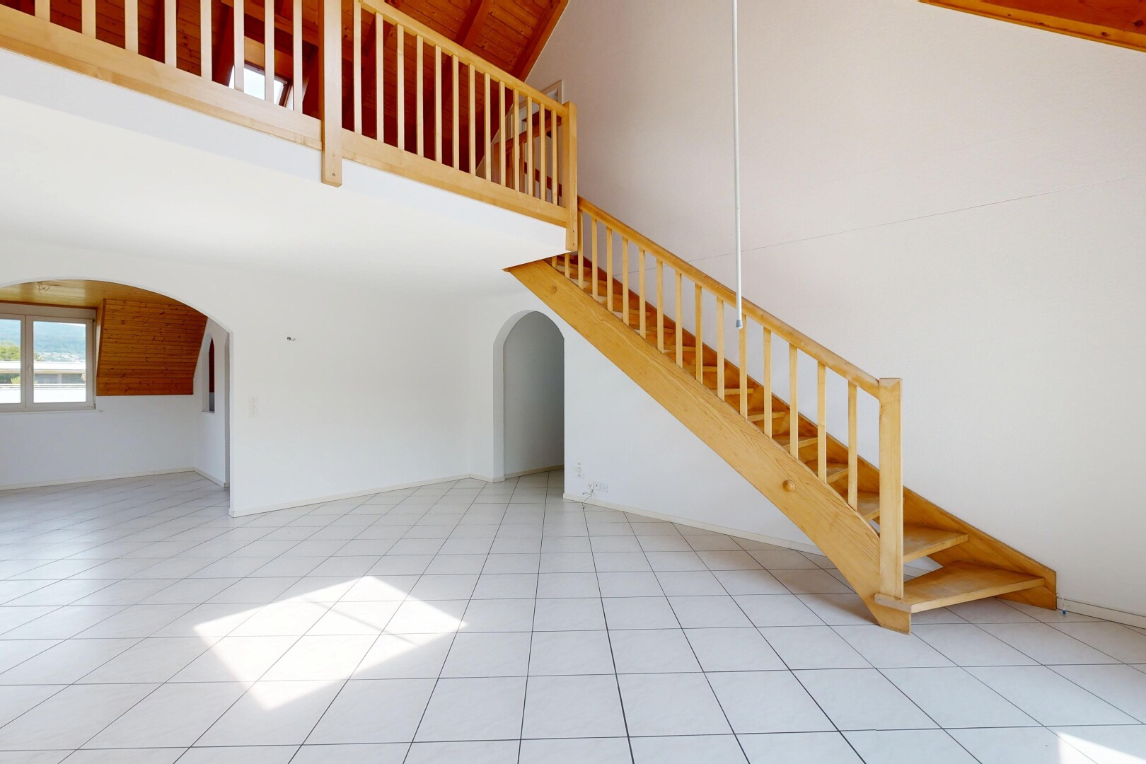escaliers avec cloison sèche, drywall, plafond haut, high ceiling, et inside property